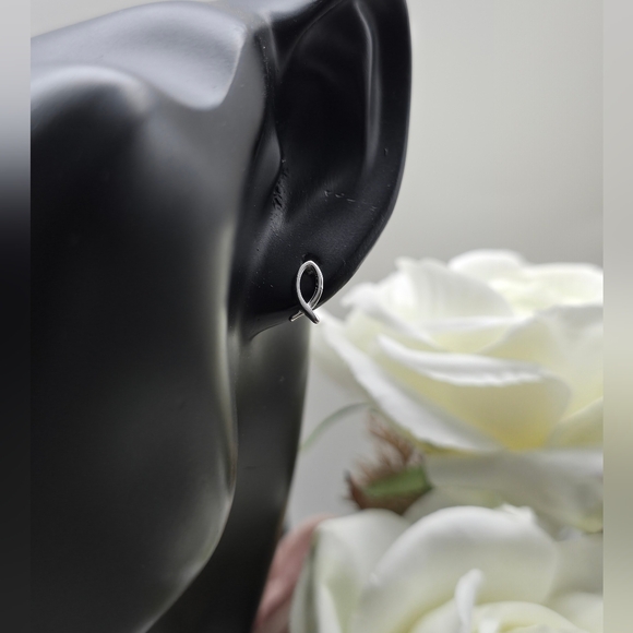 ❤️ CHRISTIAN FISH STUD EARRINGS - Picture 2 of 7